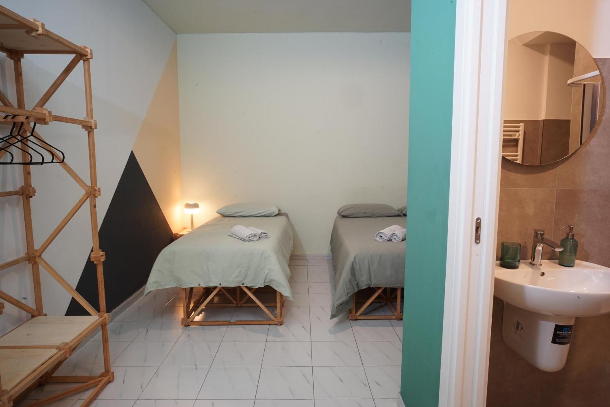 Casa Base Hotel Bari Bagian luar foto